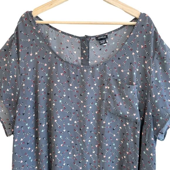 Torrid Grey Arrow Print T Shirt Top - Picture 2 of 8